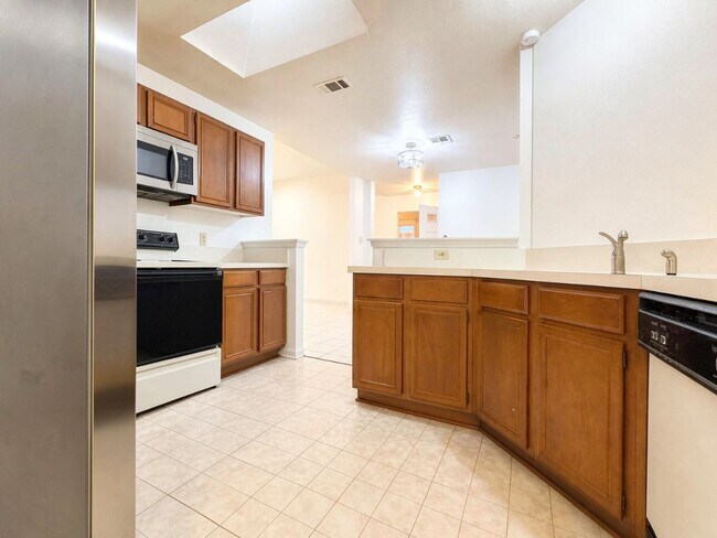 Building Photo - 4605 High Pointe Dr