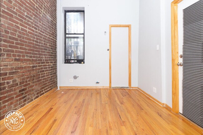 Building Photo - 560 Grand St