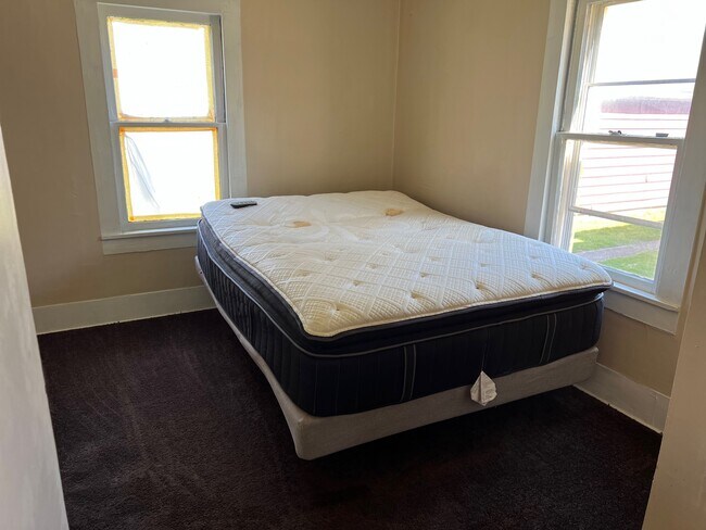 *Bed is removed now* - 844 W Highland Ave