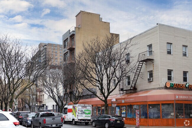 Building Photo - 135 Boerum St
