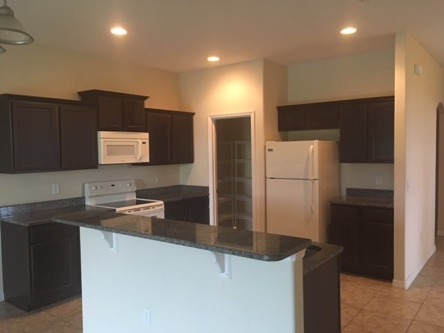 Building Photo - Great 3 bed/ 2 bath corner townhome