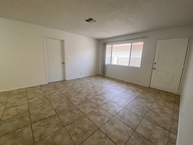 Building Photo - DONT MISS OUT ON THIS GREAT MOVE IN SPECIA...