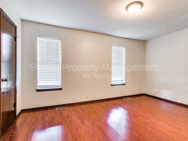 Building Photo - 409 W Clermont Dr