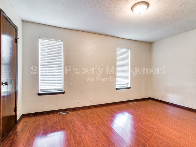 Foto del edificio - 409 W Clermont Dr