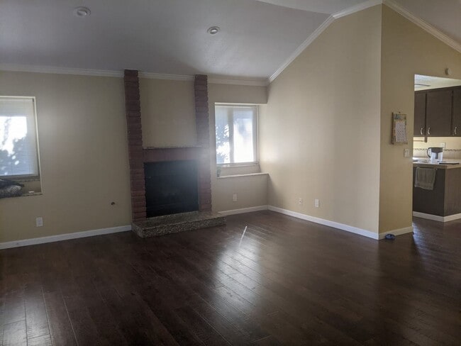 Building Photo - Beautiful Townhouse In A Perfect Location!
