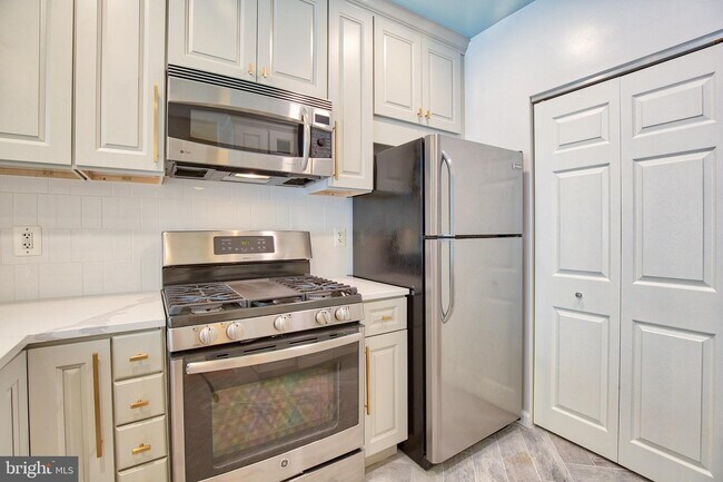 Steam convection cooking with microwave air frier combo - 12913 Alton Sq