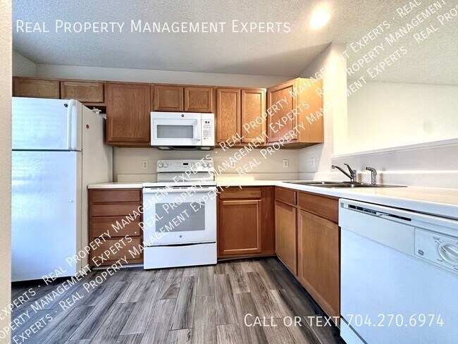Foto del edificio - Beautiful 2BR/2.5BA Townhouse Close to UNC...