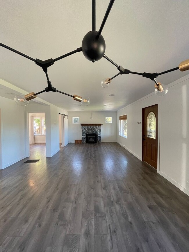 Building Photo - Lakeview 4-Bedroom Home Steps from Moore P...