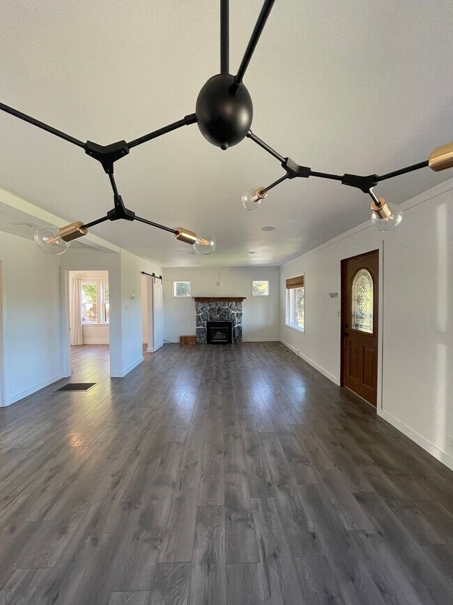 Foto del edificio - Lakeview 4-Bedroom Home Steps from Moore P...