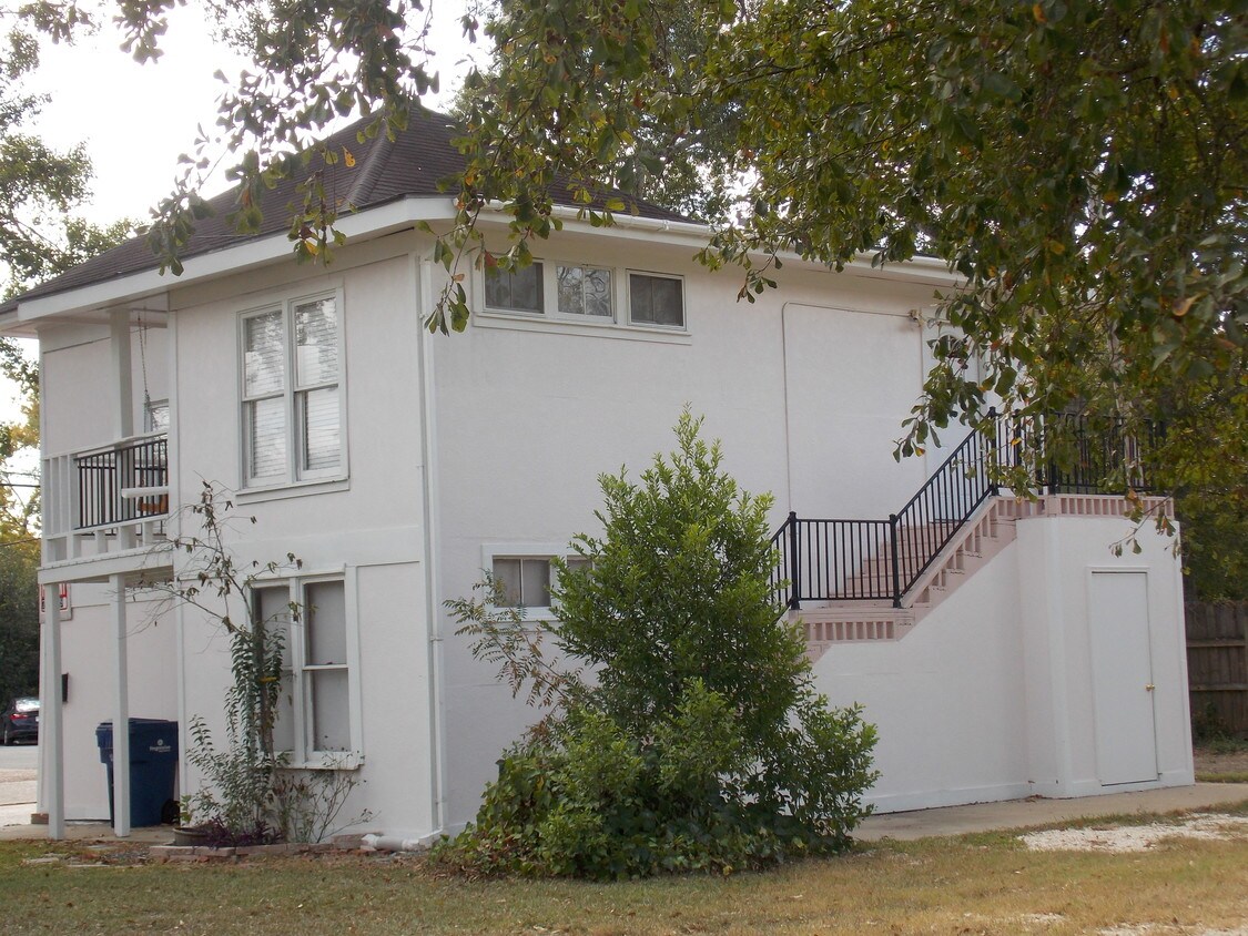 The Carriage House Apt. - 604 Shirley St