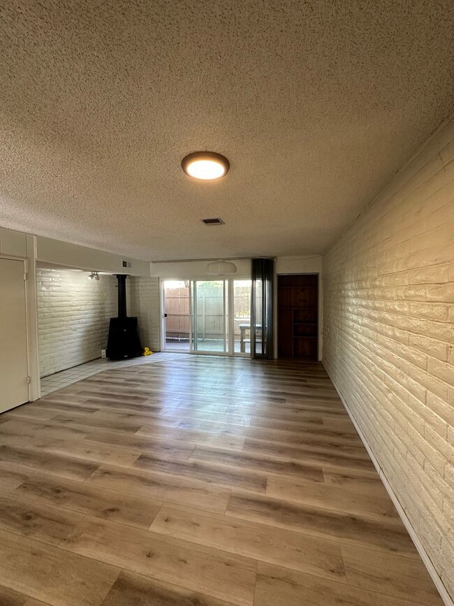 Building Photo - 2 Bedroom Condo - La Mesa