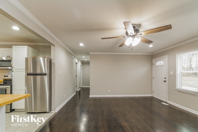 Building Photo - 401 Sparella St