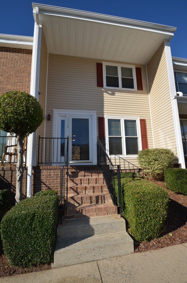 Easy Main Door Access - 1117 Surry Ln