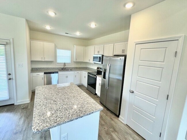 Foto del edificio - Now Leasing a newly built 4 bedroom 2.5 ba...