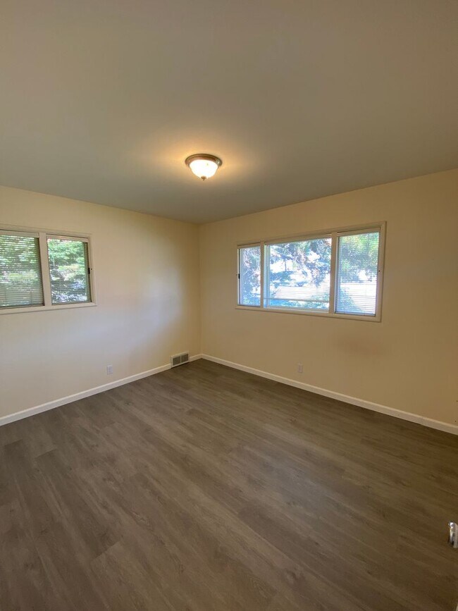 Foto del edificio - Spacious and Bright Four Bedroom & Two Bat...