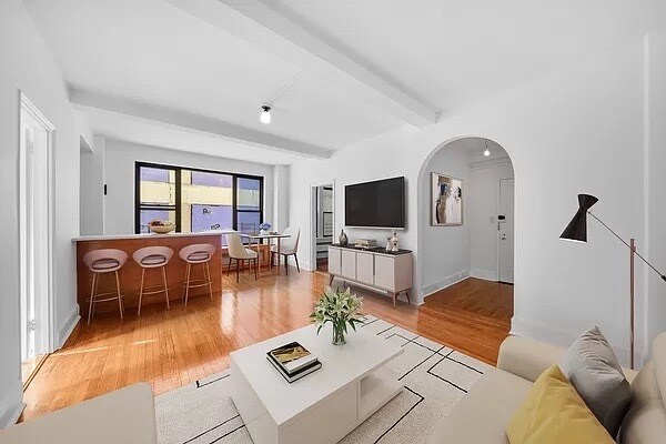 Foto del edificio - 21 E 10th St