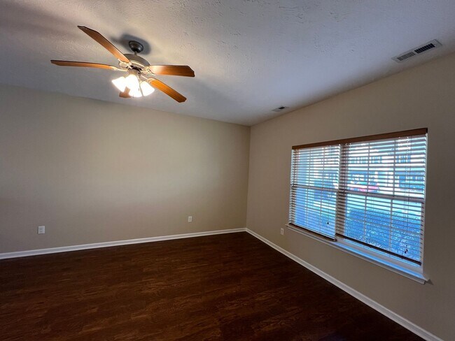 Building Photo - 2 bed, 2.5 Bath Townhome in South Murfrees...