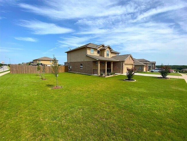 Foto del edificio - 122 Liard River Rd