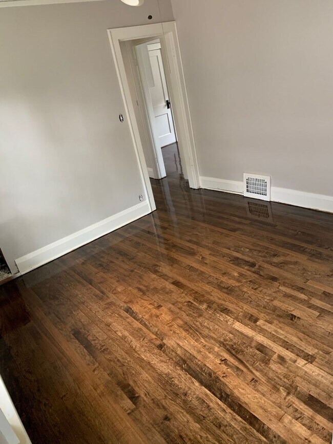 Building Photo - 3 Bedroom Single Family
