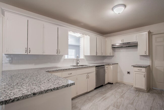 Building Photo - 202 Live Oak Dr