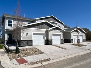 Building Photo - 812 E 6th St