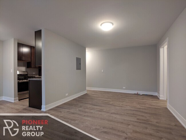 Building Photo - 530 W Surf St