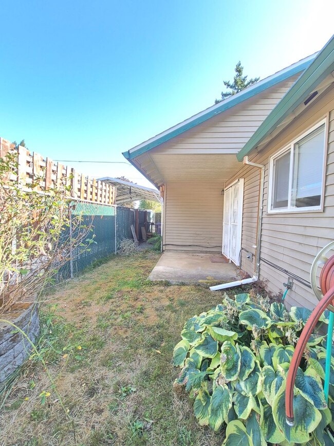 Building Photo - 3 bedroom, 2 bath house in the Brentwood-D...