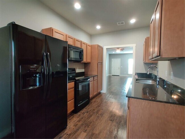 Building Photo - Townhome w/ Convenient Location Midway Between Centerton and Bentonville.