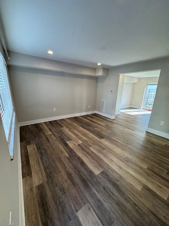 Building Photo - Beauty in Marconi Park West 3 Beds finishe...