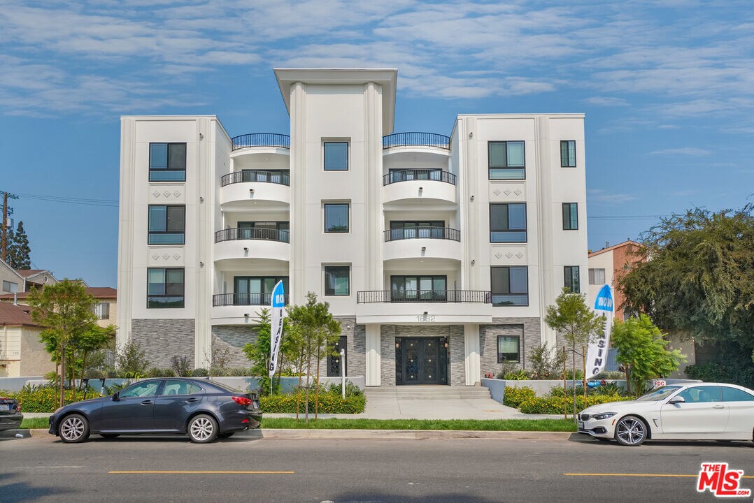 Primary Photo - 1832 S Barrington Ave