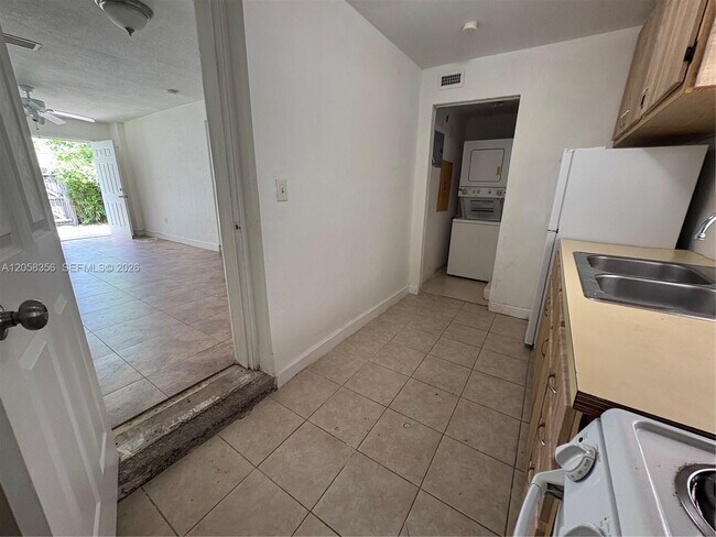 Building Photo - 410 Pinecrest Dr