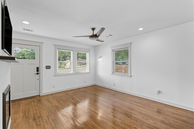 Foto del edificio - 1272 Lynwyn Ln SE