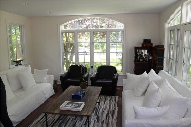Foto del edificio - 724 Forest Ave