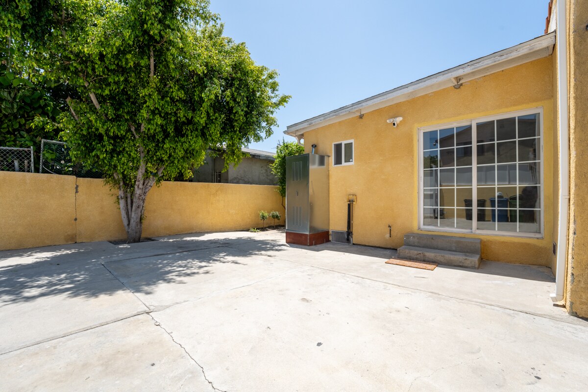 Primary Photo - 2218 S Redondo Blvd