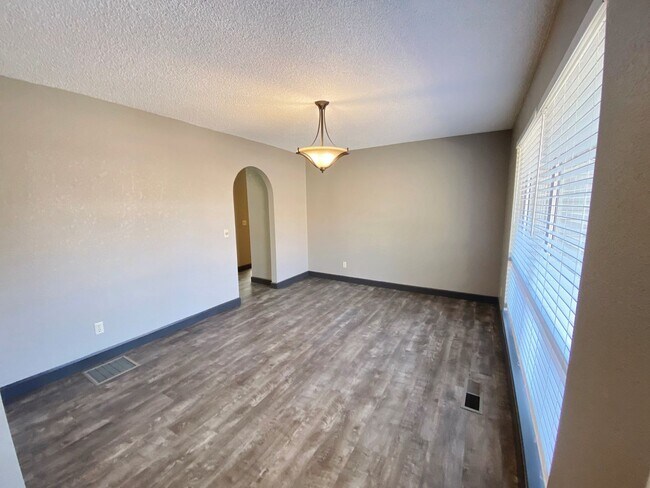 Building Photo - HOUSE - VILLAGE OF OAK CREEK