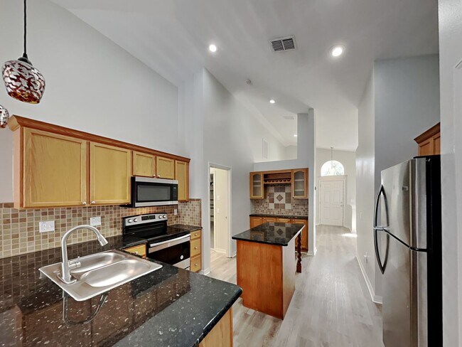 Foto del edificio - Charming 3-Bed, 2-Bath Home in Spring Hill with Garage Parking