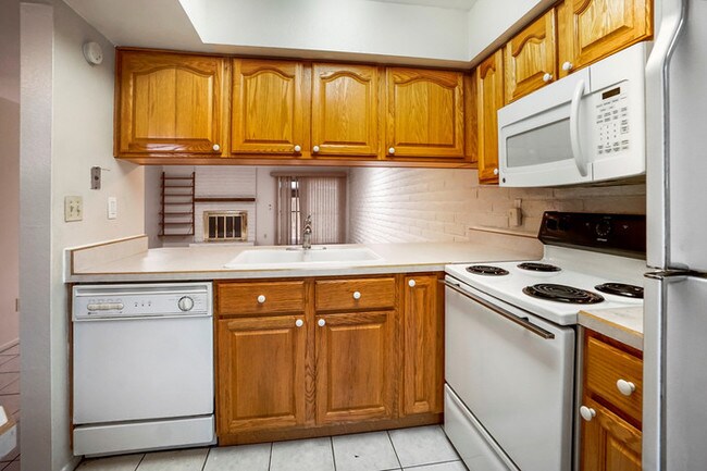 Building Photo - 630 S Pantano Rd