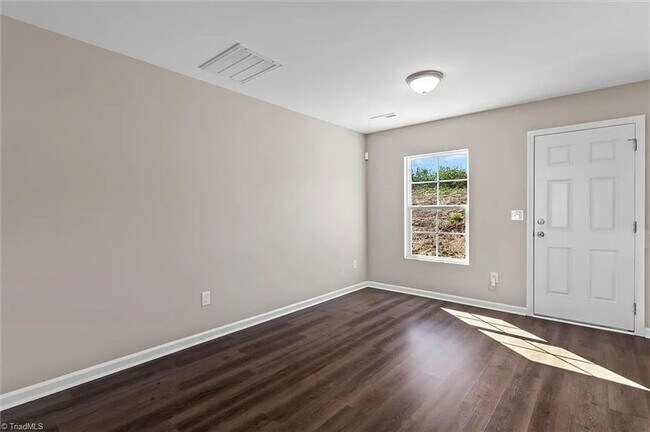 Foto del edificio - *** Move in Ready ***
