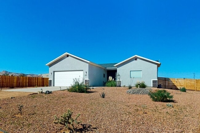 Building Photo - 1030 Canyon Dr