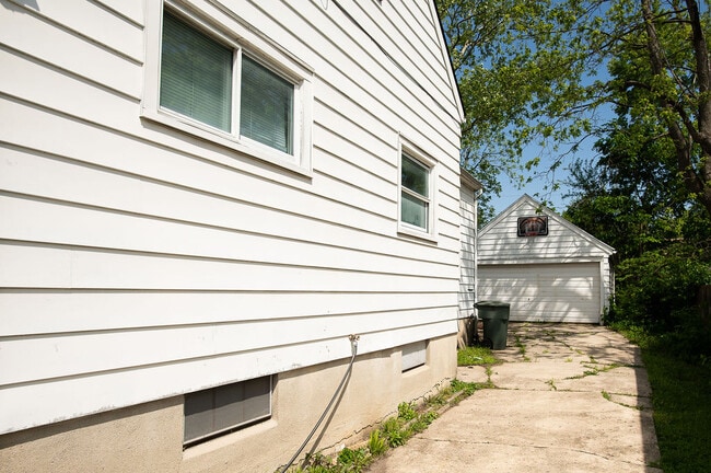 Building Photo - 331 Sandhurst Dr