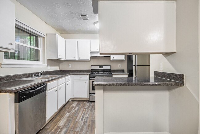 Building Photo - 3 Bedroom 2 Bath Home with Den and Screene...