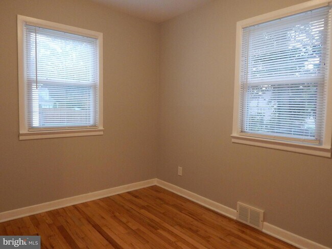 Building Photo - 174 Maple Shade Ave