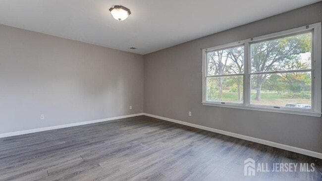 Building Photo - 591 Cherry St