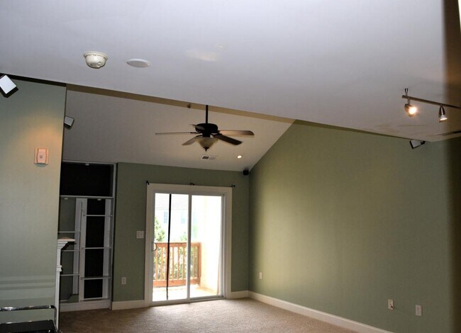 Building Photo - 6321 Park Creek Dr