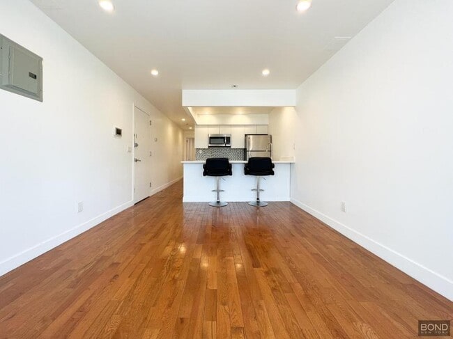 Building Photo - 1 bedroom in Queens NY 11101