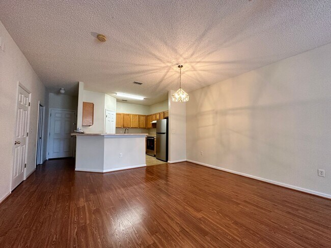 Building Photo - Three Bedroom, Two Car Garage Townhouse In...