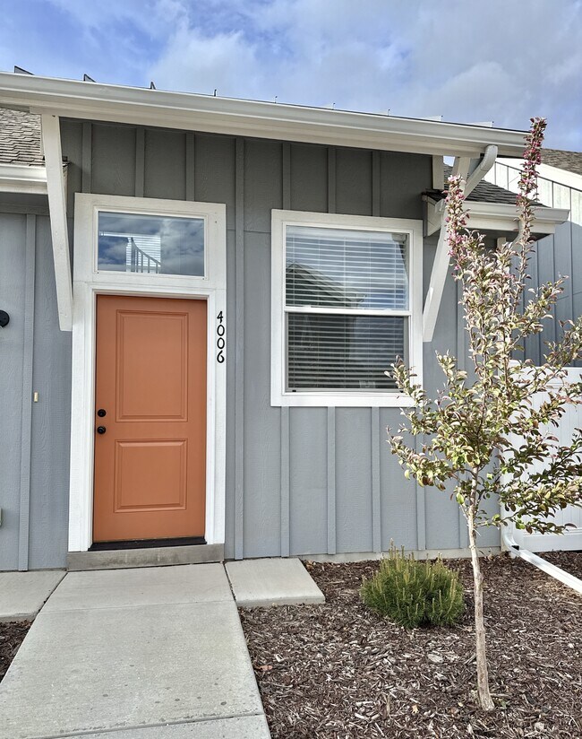 Foto del edificio - 4006 Blue Pine Ln