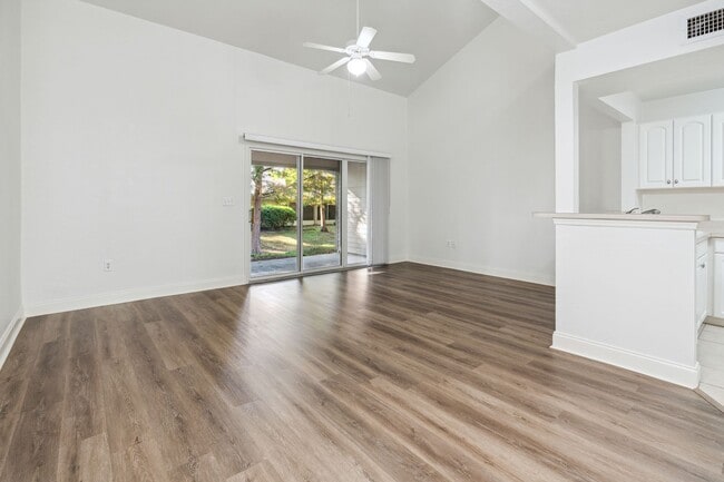 Building Photo - Townhome in Woods Edge!
