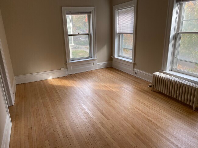 Spacious bedroom - 263 Morris Ave SE