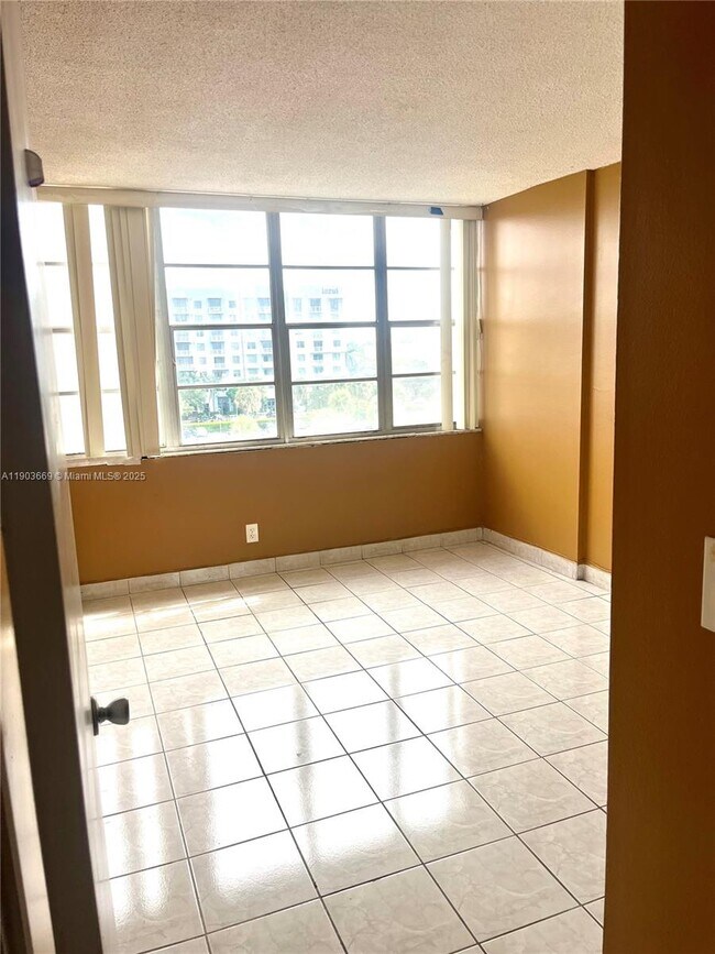 Foto del edificio - 2025 NE 164th St